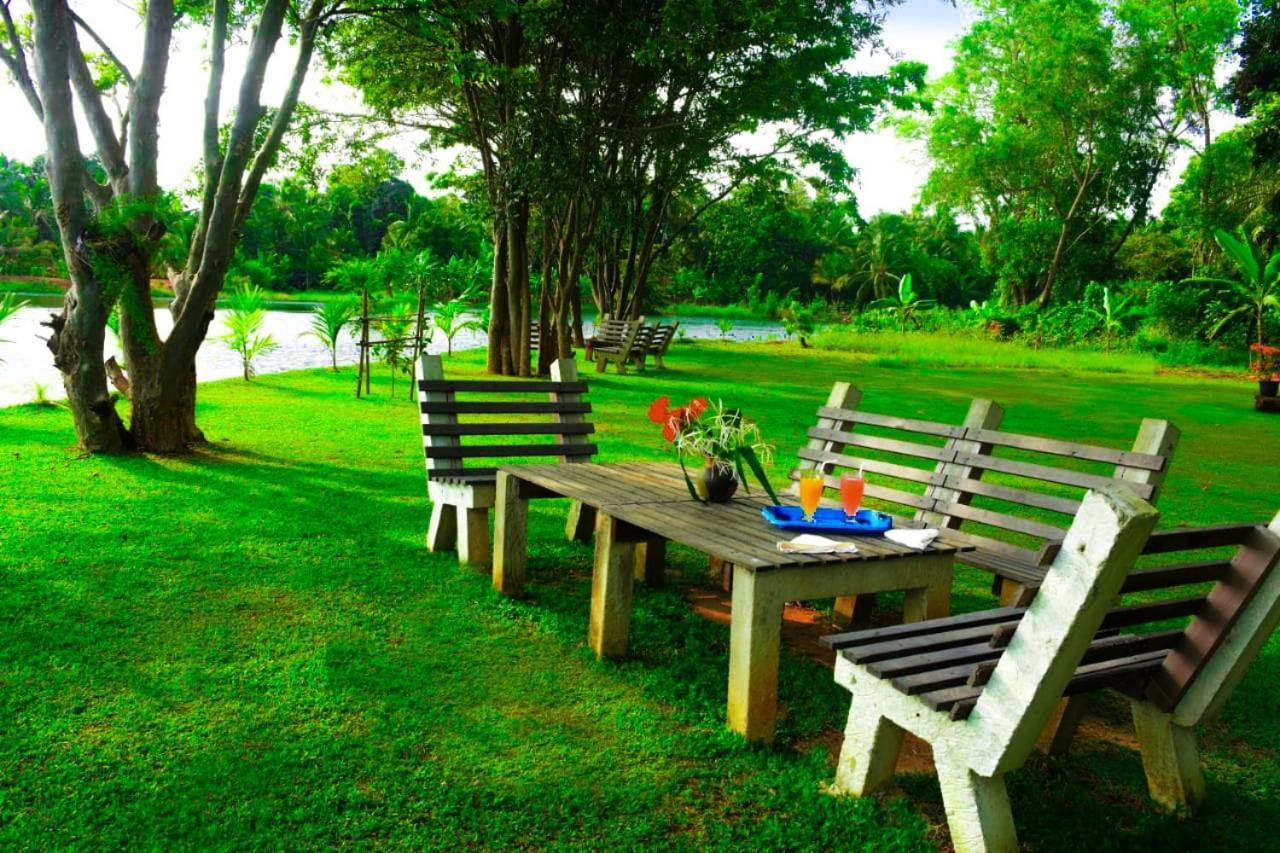 Canal Side Safari Resort Udawalawe Buitenkant foto