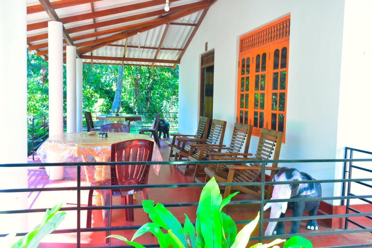 Canal Side Safari Resort Udawalawe Buitenkant foto